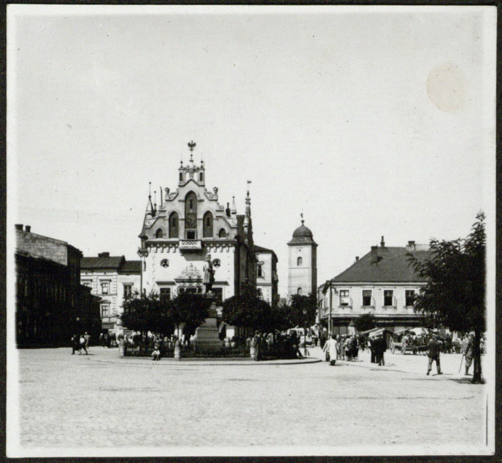 Edward Janusz (Rzeszów) – Rynek z Ratuszem, scena targowa, fotografia, międzywojnie