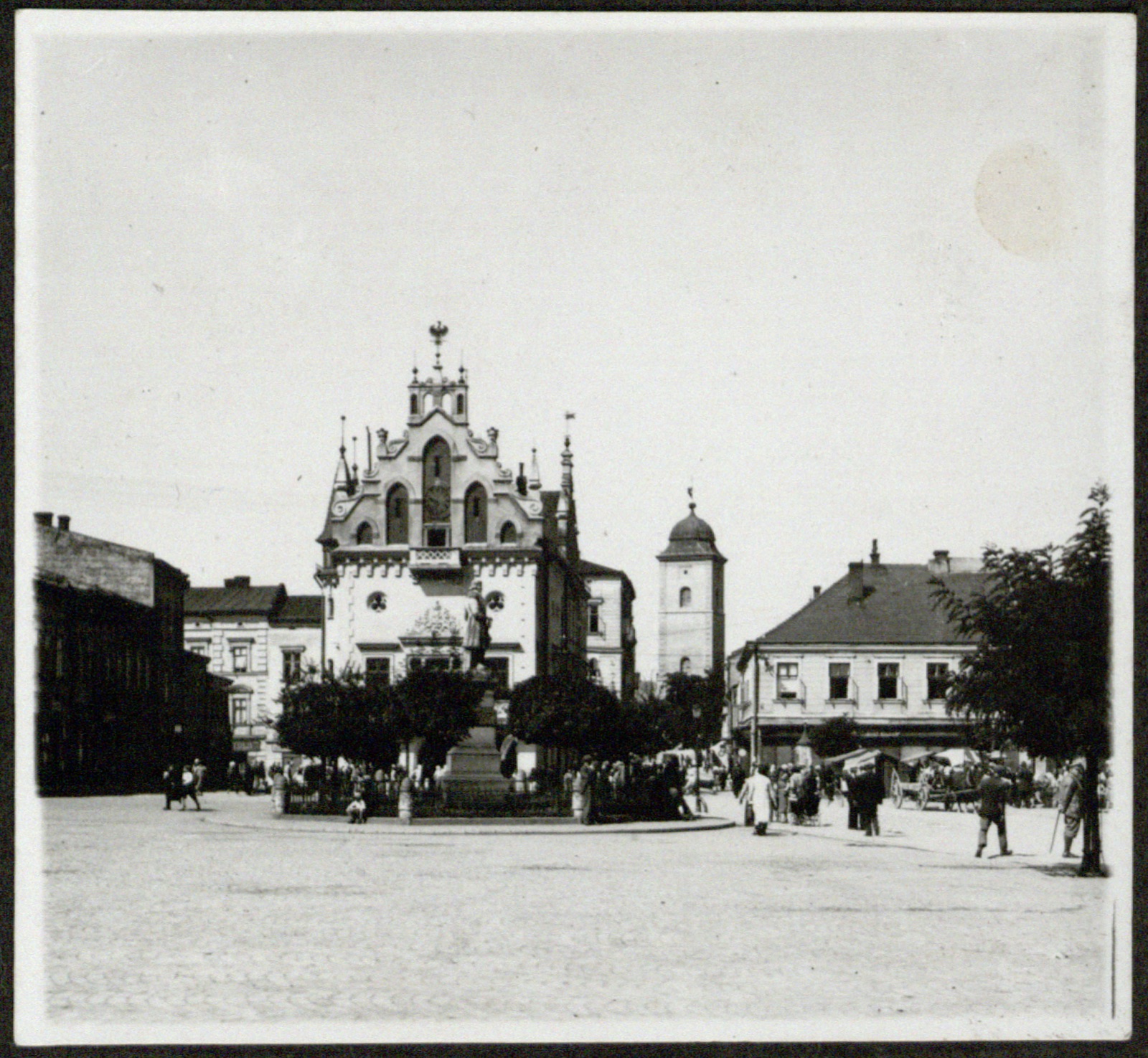 Rynek w Rzeszowie z Ratuszem, fotografia z atelier Edwarda Janusza, dwudziestolecie międzywojenne