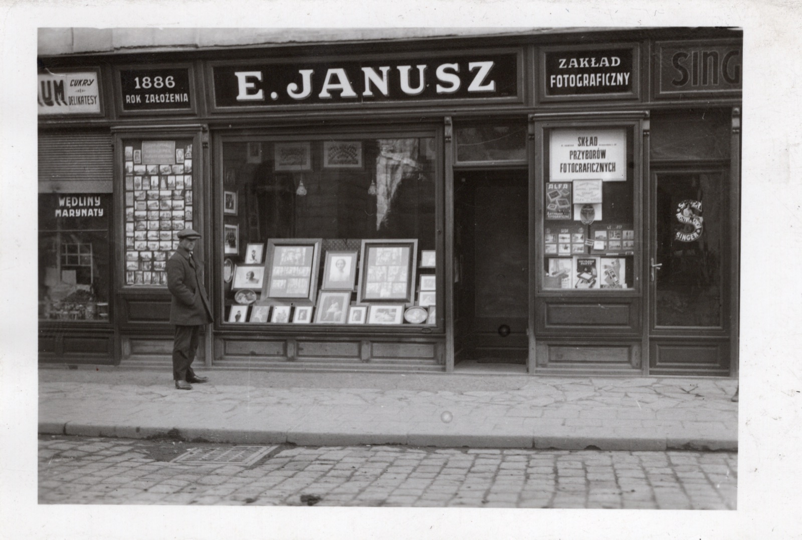 Witryna zakładu fotograficznego E. Janusz w Rzeszowie, z szyldem „1886 rok założenia”, fotografia z dwudziestolecia międzywojennego